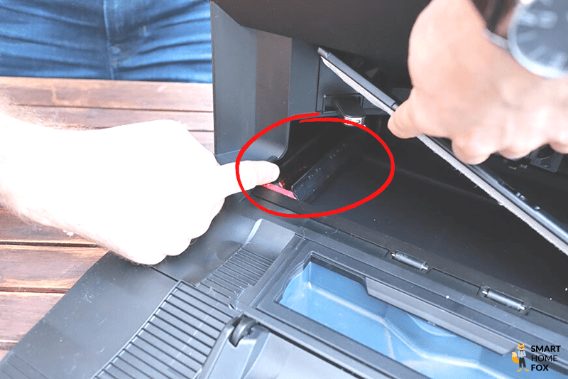 Die Reinigungsbürste an der Roborock S7 MaxV Ultra Station ist in der Nahaufnahme zu sehen